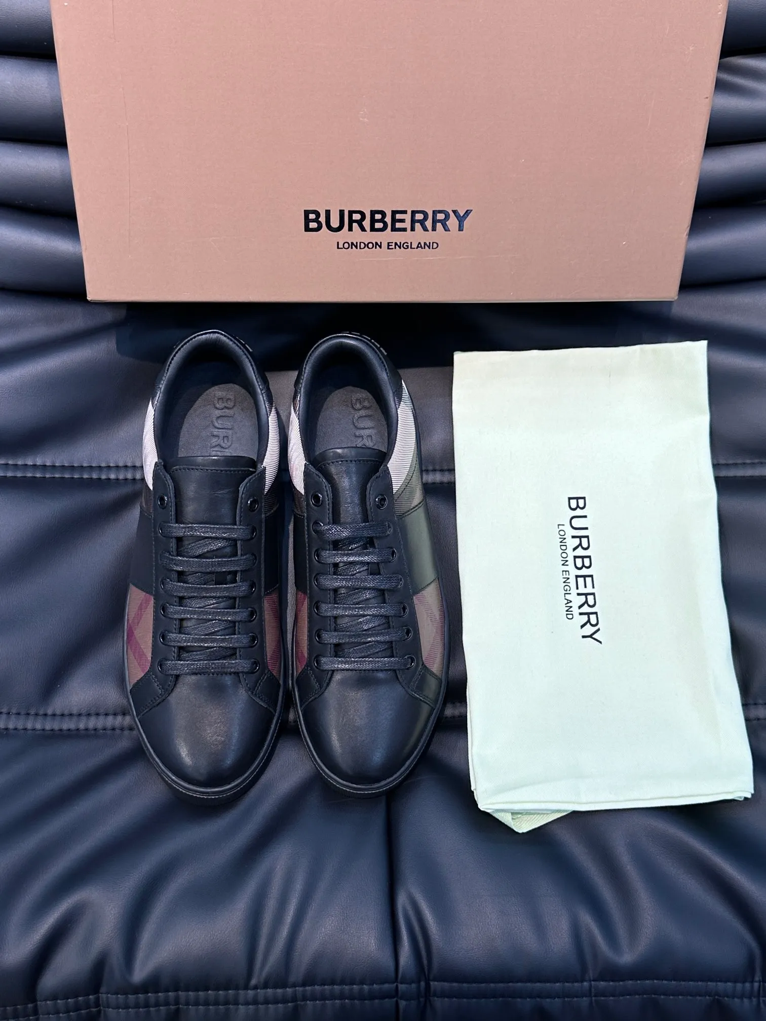 ¥380 B's men's classic low-top sneakers are reinterpreted in Vintage plaid cotton material and decorated with a new brand logo. First-layer cowhide lining, embossed Burberry logo on the heel, and original TPU outsole! Size: 38-44 (45 46 customized)